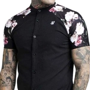 Siksilk blommig skjorta - Säljer en skjorta av märket siksilk. Aldrig använd utan bara hängt i garderoben. Storlek Medium. 