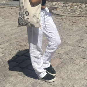 Linnebyxor  - Säljer dessa snygga och trendiga linnebyxor från Chelsea. Dom är i storlek S🤩Jag har sytt upp dom då de va lite för långa, de passar nu de som är runt 156 cm🫶🏼Inga defekter! Passar perfekt till sommaren☀️