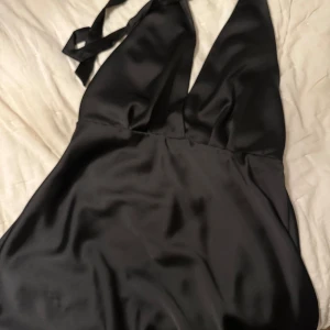 Klänning - Svart satinklänning, helt oanvänd. 