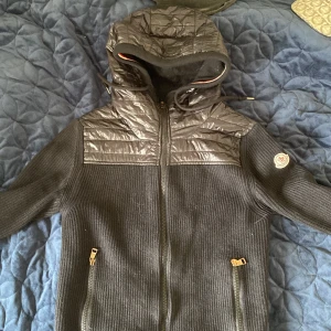 Moncler cardigan  - Säljer min cardigan som är riktigt bra nu till sommarkvällarna Pris kan diskuteras såklart 