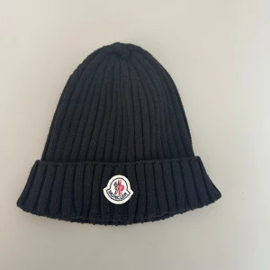 Moncler  - Super fin äkta moncler mössa som tyvärr ej används längre. Mössan är knappast använd. Nypris 2500kr. 