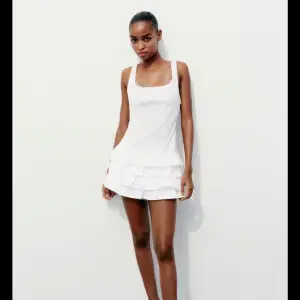 Säljer denna fina vita klänningen då den inte passa som jag ville, den har pris lappen kvar och är oanvänd!!❤️❤️❤️ny pris 500kr (priset kan diskuteras)