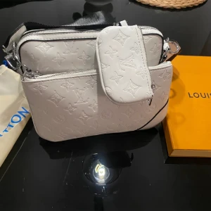 Lv trio bag - Helt ny Lv trio bag i vit till ett fyndpris! Bästa kvalité, finns i svart också. Först till kvarn gäller!