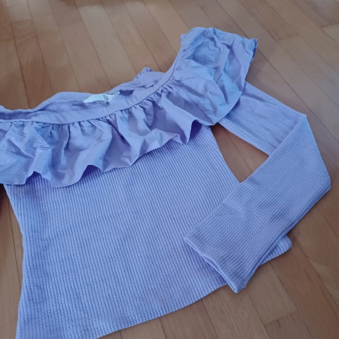 Jättefin lila oanvänd off shoulder tröja med volang från hm - 90