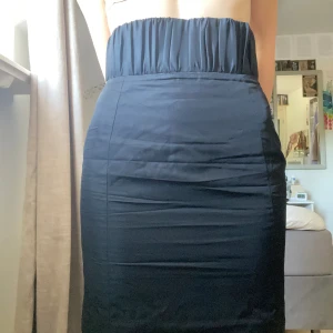 Snygg svart högmodjad pennkjol - Säljer denna för att den tyvärr blivit för liten. Den sitter så snyggt på då den är tajt och högmidjad. Perfekt på fester eller middagar!