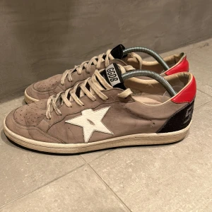 Golden Goose Ball Star - Tja! Säljer mina riktigt snygga Golden Goose Ball Stars! De är i bra skick men har lite crease där fram men inga större skador, meningen med skon är att den ser lite använd ut! Nypris runt över 5000kr. Hör av vid frågor! 