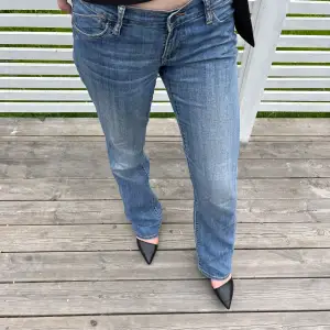 Supersnygga lowrise/lågmidjade utsvängda jeans