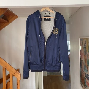 Dolce & Gabbana jacka - Jackan är storlek 52 så den passar M/L. Jackan är i väldigt bra skick.