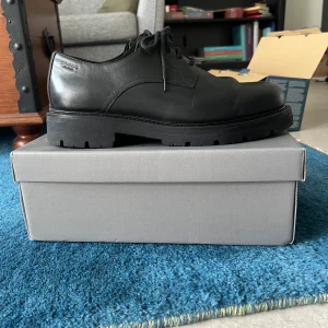 Vagabond Cameron Low  - Svart skinn. Derbysnörning. 40mm sula. Bara testade inomhus.  Originalkartong.  Storlek 45.