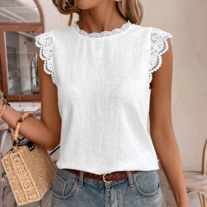 Topp - Verkligen såååå fin!  En linne blus/topp med lite spets på sidan. Aldrig använd då den var liten i storleken, passa S och M