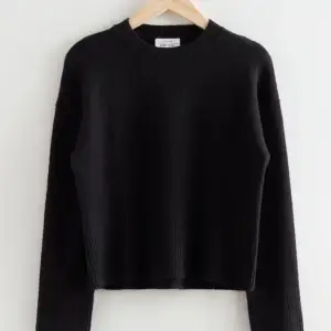 jättefin svart stickad tröja från & other stories, lite smått nopprig men inget som är uppenbart! säljer eftersom den inte kommer till användning 😇