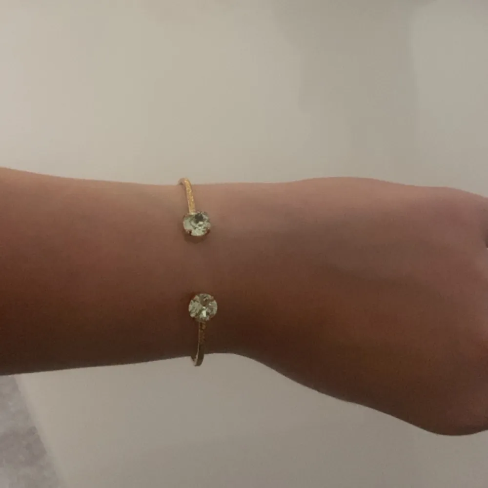 Säljer mitt superfina Caroline svedbom armband med ljusgrön Sten som inte säljs längre. Har använt väldigt få gånger så den har ej några bristningar. Den är guldpläterad så den rostat inte heller☺️🫶🏼 Inköpspris 595 kr mitt pris 400kr och frakt ingår!!. Asusteet.