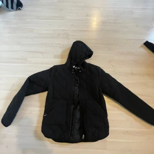 Ridjacka - Bra skick, köpt för cirka 1 år sedan, kan anvöndas som vanlig jacka, skriv om frågor