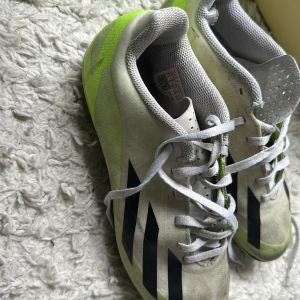 Gamla fotbollsskor -  Fotbollsskor, Skick som funkar och håller bra, ser inte nya ut längre och känns och ser använda ut