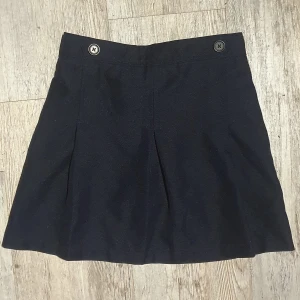 Skoluniform mörkgrå kjol - I väldigt bra skick, har haft länge men har tagit hand om den.
