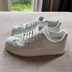 Valentino Flycrew - Tja! Säljer nu dessa riktigt snygga Valentino Flycrews som är perfekta nu till sommaren! | Storlek 41, passar 41-42 | Skick 9.5/10, Alla nitar kvar! | Pris: 2999kr | Box tillkommer