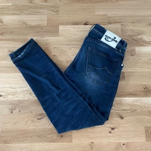 Jacob Cohen jeans - Sjukt snygga Jacob Cohen jeans med schyssta slitningar | Skick 9/10 | Storlek 30 |Nypris 5499kr, mitt pris, 1999kr | Bara att höra av er vid frågor och funderingar
