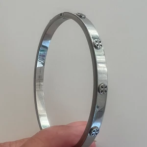 Tory Birch armband S - Miller stud hinch bracelet inköpt på Jackie förra året. Jättefint skick utan repor.
