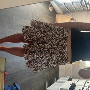 Leopard kjol  - Leopard volang kjol, bra i skick. 
