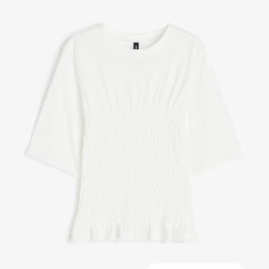 Smockad top - Säljer min slutsålda tröja ifrån h&m skit snygg och är som ny, bara använd 1 gång! 💗💗💗