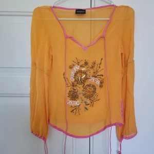 Orang tröja  - Oranga långärmad tröja med brodderi i medel skick 