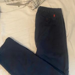 Polo Ralph Lauren Chinos - 34/32. Säljer pga den inte passar mig. Nypris 2000kr