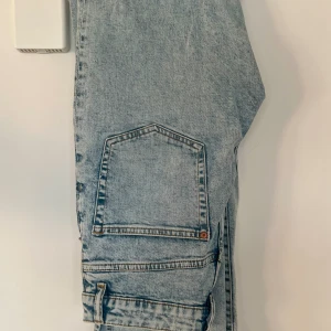 Ljusa raka jeans strl 36 vintage straight - Snygga ljusa jeans från H&M i nyskick!  Modell: VINTAGE STRAIGHT. ULTRA HIGH WAIST &DENIM.  Storlek 36, knappgylf. Liten slit nere vid ankeln. 