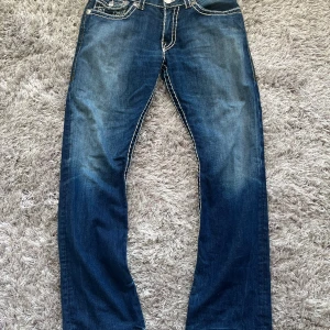 True Religion Jeans - Byxorna är i bra skick. Mans storlek 33. Köpta second hand men förra året men har knappt använt dem. Har du någon fråga är det bara att skriva ett meddelande på dm!