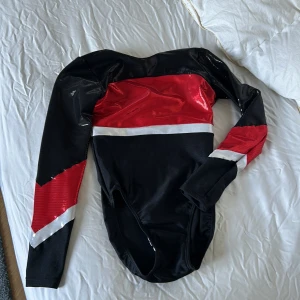 Sollentunagymnasterna dräkt  - Sollentunagymnasterna dräkt!!🥳🥰✨storlek: 38 för 10/12 åringar!!🤩 passar mig som är 156 och 12 år!👍🏻❤️ pris: 600 nypris: 900!❤️ helt Oanvänd!! Det är nyskick!🫣❤️