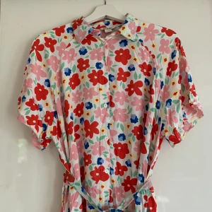 Klänning Monki - Säljer en sommarklänning i blommigt mönster från Monki! Klänningen är i väldigt gott skick och använd endast ett fåtal gånger <3