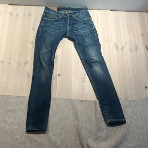 Dondup George  - Tja! Säljer mina riktigt snygga dondup jeans i modellen George. De är i storlek 28 30 köpt på care of Carl för nån månad sedan och det är toppskick på jeansen. Skriv om ni har några frågor 