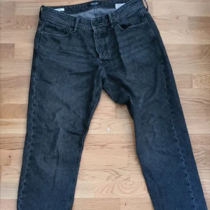 Jack & Jones Jeans svart/mörkgrå - W34 L32 Loose/Chris modell. Relaxed/loose passform. I bra skick. Bara lite trasiga vid botten av benen!