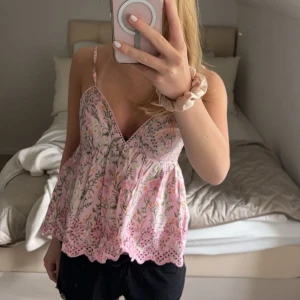 Sommar topp - Jätte fin sommar tröja ifrån bikbok ät är helt i nyskick. Bara använd 1 gång, nypris är 400kr❤️