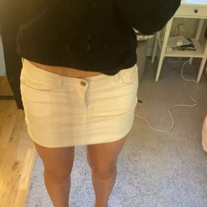 Vit jeans kjol från Vera Moda💕super fin endast använd en gång