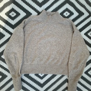 stickad polotröja ljusbeige - &other stories - superfin stickad tröja med polokrage från &other stories, strl xs.🖤🤍