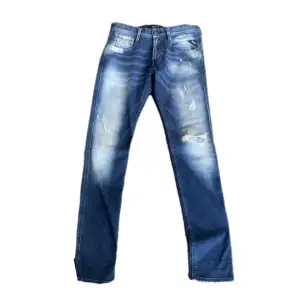 Riktigt schyssta Replay jeans med nice slitningar✨ Storlek W30 och  L34 men skulle säga att dem passar som L32✅Väldigt bra skick, 9/10🌟 Hör av er vid frågor kring passform, storlek etc så svarar vi fortast möjligt;) Gratis frakt ❤️‍🔥