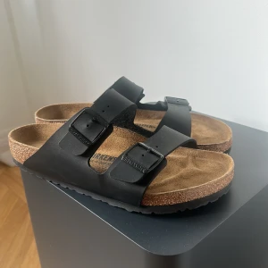Birkenstock ARIZONA slip-ins - Knappt använda birken som är köpta i för stor storlek. Perfekt present till föräldrar, syskon,  partner eller varför inte till dig själv? ❤️  Originalpris: 1000kr