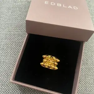 Säljer min Edblad ring i storlek S (16.8) köptes för 399 kr