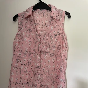 Blommig skjorta - Rosa blommig kortärmad skjorta, storlek S från Thuns