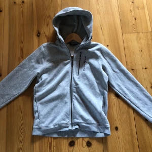Sail racing zip hoodie  - Säljer en sail racing hoodie som blivit för liten! Storlek 160, skick 9-10, skriv för frågor🍾