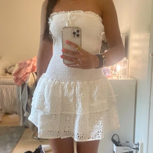 strapless/bandeau klänning - Perfekt inför sommaren! Aldrig använd och helt ny med tag! Passar en xs-m då den är stretchig, den är inte jättekort, inte genomskinlig💝