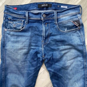 Replay jeans anbass  - Tja, säljer nu dessa skit feta replay anbass jeansen som är hyperflex dessutom! Riktig sköna jeans och riktigt stiliga! Skicket är som nya inget fel! 