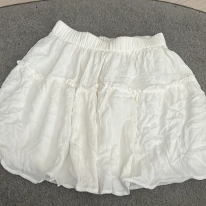 Vit kjol  - Aldrig använd ganska kort 