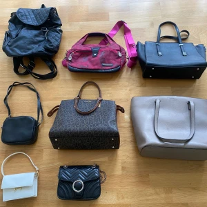 Väskor  - Flera väskor säljes!  Små väskor- 80kr Medelstora/Stora väskor- 100kr Calvin klein- 250kr