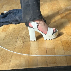 Platform sandaler  - Super fina skor som är köpta från second hand och som jag har själv använt en gång✨✨