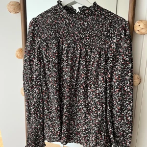 Blommig blus - Fint skick🌸