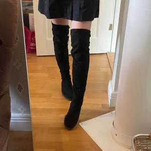 Overknees skor - Svarta overknees i mockatyg storlek 38🥰 
