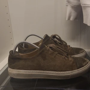 Axel arigato skor - Säljer mina axel arigato cap toe skor. De är väl använda men har fortfarande mer att ge. Dm för fler bilder eller funderingar👍😇