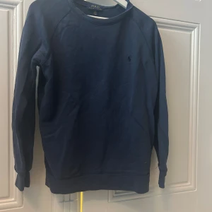 Polo tröja - 10/10, helt oanvänd, hittad den längst in i min garderob. Fin tröja, säljer den pågrund av att den är för liten för mig