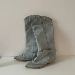 Säljer mina älskade boots från bershka då de inte kommer till användning. Liten klack som inte känns av utan är mest för syns skull. de är SÅ sköna. Jeans material. Storlek 36